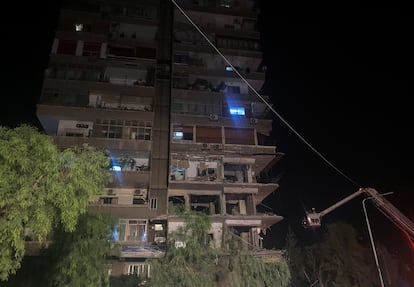 Los servicios de emergencias trabajan en el edificio alcanzado por el bombardeo israelí en Damasco (Siria) este martes.