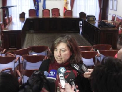 La alcaldesa en funciones de Cudillero, Olga Fern&aacute;ndez (PSOE), tras el pleno de esta ma&ntilde;ana. 