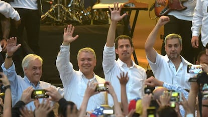 Guaidó em Cúcuta, na Colômbia, ladeado pelos presidentes colombiano e chileno.