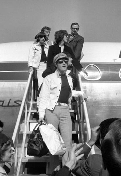 Madrid, 1 de julio de 1965. De abajo arriba: John Lennon, Paul McCartney, George Harrison y Ringo Starr, componentes del grupo de pop británica The Beatles, a su llegada al aeropuerto de Barajas para ofrecer un concierto en la plaza de toros de Las Ventas.