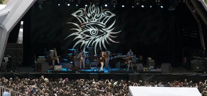 Bob Dylan, ayer, en el centro del escenario durante el concierto que ofreció en la explanada del Guggenheim.