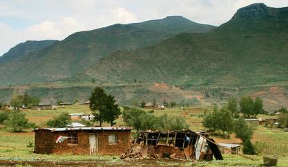 A pesar del tono verde de las colinas y montañas, el rio que atraviesa el valle de Malealea en la provincia de Mafeteng está bien seco.