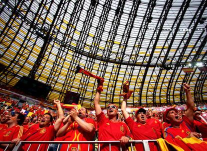 Los españoles tiñen de rojo las gradas del estadio polaco