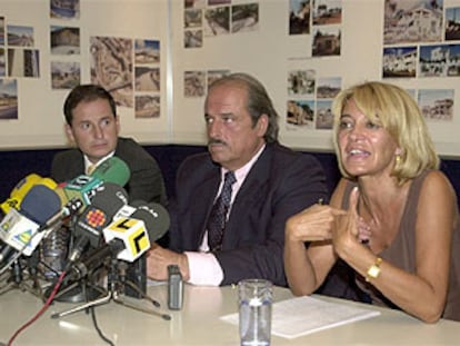 Carlos Fernández, Rafael Calleja y García Marcos, ayer, en el Ayuntamiento de Marbella.