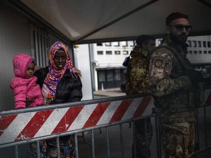 Una mujer y su hijo son desalojados por el ejército del centro de inmigrantes de Castelnuovo.
