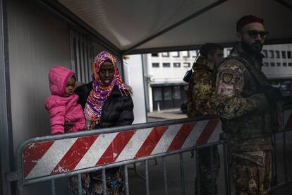Una mujer y su hijo son desalojados por el ejército del centro de inmigrantes de Castelnuovo.