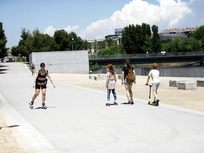 Varias personas caminan y hacen deporte por Madrid Río, abierto en la fase 1 de la desescalada, el pasado lunes.