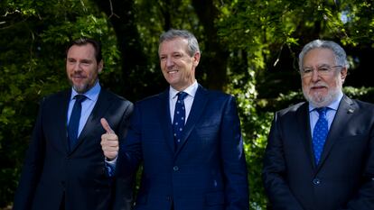 En el centro de la imagen, el presidente de la Xunta de Galicia, Alfonso Rueda (PP), durante su toma de posesión, este sábado en Santiago de Compostela. Le flanquean el ministro de Transportes, el socialista Óscar Puente (izquierda) y el presidente del Parlamento de Galicia, el popular Miguel Santalices.