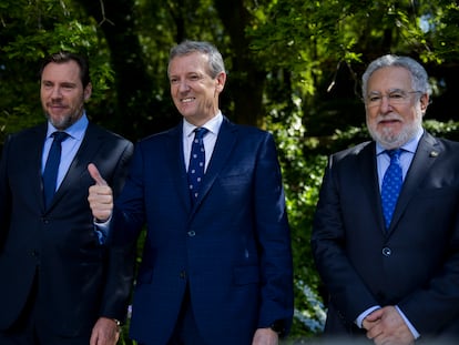 En el centro de la imagen, el presidente de la Xunta de Galicia, Alfonso Rueda (PP), durante su toma de posesión, este sábado en Santiago de Compostela. Le flanquean el ministro de Transportes, el socialista Óscar Puente (izquierda) y el presidente del Parlamento de Galicia, el popular Miguel Santalices.