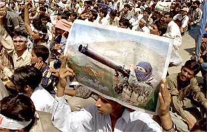 Un militante radical islámico agarra un póster en el que se puede leer "América, estamos llegando", durante una manifestación en Karachi.