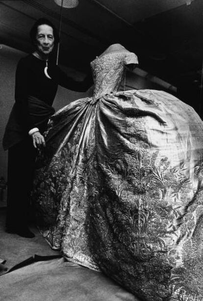 La editora de moda Diana Vreeland, junto al traje de boda de Catalina la Grande en el MET de Nueva York, en 1976.