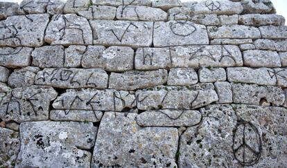 Algunas de las pintadas en el monumento prehispánico Sa Naveta des Tudons, en Menorca.