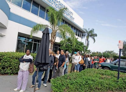 Residentes de Miami-Dade hacen cola para votar anticipadamente.