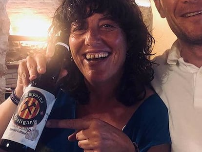 Teresa Jordà en una imagen de su Instagram con la cerveza con el lema “Fuck Spain”.