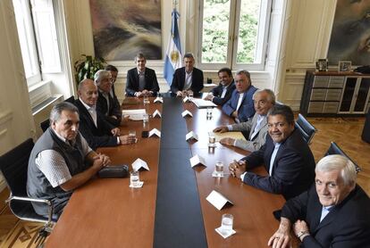 Mauricio Macri (centro) reunido con líderes sindicales en Buenos Aires.