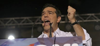 El primer ministro griego, Alexis Tsipras, esta noche en la plaza Syntagma de Atenas.