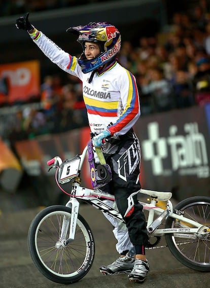 La corredora de BMX le dio en 2012 a Colombia su segunda medalla de oro olímpica de la historia. La victoria en los Juegos de Londres significó para ella certificar un sueño: “Yo empecé en el BMX gracias a mi hermano, que también lo practicaba. Mi familia siempre me apoyó. El problema que tuve siendo niña era que algunos padres no aceptaban que yo ganara a sus hijos (niños). Eso, en su momento, me creó tristeza, decepción, rabia y algunas caídas, pero hoy le agradezco a la vida la oportunidad de vivir esas situaciones difíciles que me enseñaron habilidades diferentes que convertí en una ventaja. Para mí, el haber crecido entre hombres y tratar de seguir sus pasos fue una bendición al inicio de mi carrera, fue muy importante para formar a la deportista que soy hoy. Tuve a mi lado a un equipo de triunfo siempre acompañándome, ayudándome y apoyándome, y conté con suficiente capacidad, perseverancia y amor por mi deporte para lograr convertir esa situación difícil en una oportunidad y una ventaja para ser mejor cada día. Creo que he abierto camino en mi deporte a las mujeres. Eso es para mí un honor, un orgullo y una alegría inmensa. Hoy las carreras de BMX en mi país están llenas de mujeres de todas las edades con muchísimo talento y el mismo amor por este deporte que tengo yo. Cuando una niña me dice que practica y ama el BMX por mí siento esa misma sensación de un sueño alcanzado. Esa es una de las razones que me impulsan a mejorar: parte de mi objetivo es querer dejar una huella y un legado que van más allá de las medallas”.