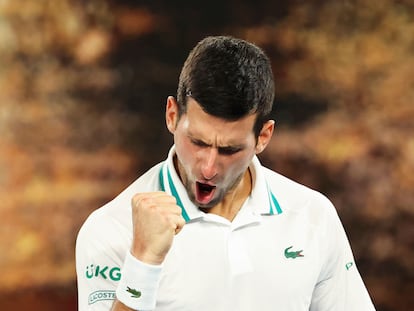 Djokovic celebra la victoria contra Karatsev en la Rod Laver Arena de Melbourne.