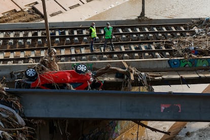 Varios operarios inspeccionan la línea de tren a su paso por Catarroja (Valencia),este martes.