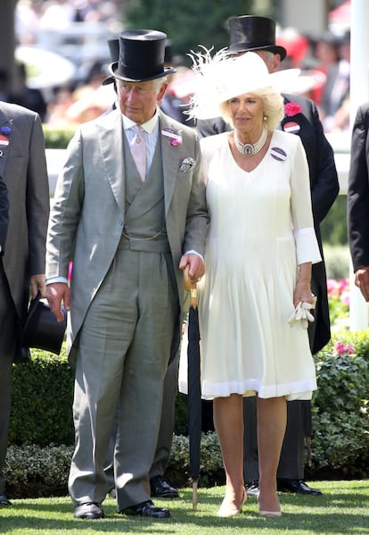 Carlos de Inglaterra con chaqué y chistera junto a  Camilla, duquesa de Cornwall vestida de blanco.