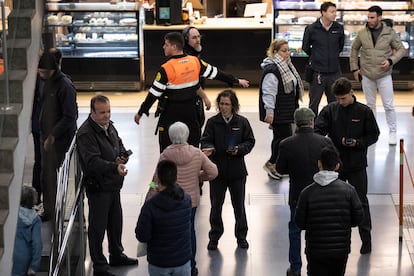 Un grupo de interventores de Transports Metropolitans de Barcelona (TMB) realizan un control de billetes en la parada de metro de Sagrada Familia.