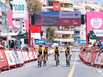 La entrada en meta del Jumbo, el equipo ganador.