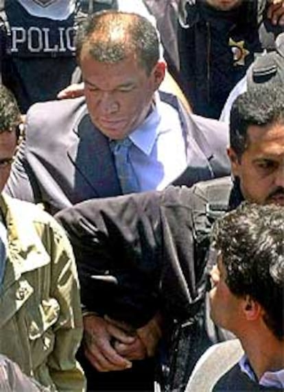 El ex ministro del Interior venezolano Ramón Rodríguez Chacín, escoltado por la policía.