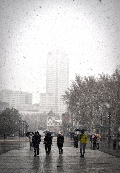 Ambiente durante la jornada de nieve en la plaza de Oriente de Madrid, el 5 de febrero de 2018.