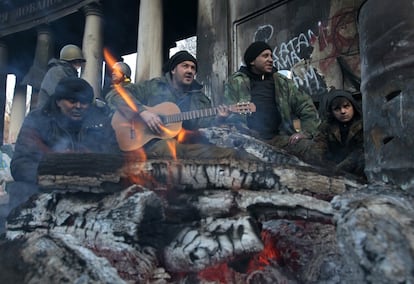 Manifestantes antigubernamentales junto al fuego en una barricada en el centro de Kiev (Ucrania).