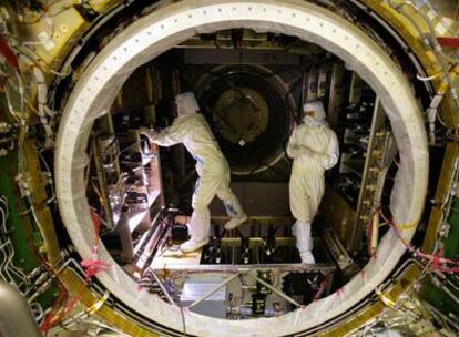 Técnicos de la ESA trabajan en la nave <i>Julio Verne.</i>