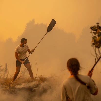 OÍMBRA (OURENSE), 20/08/2025.- Los megaincendios que se han desatado este verano en Galicia, al norte de España, han dejado imágenes dantescas de la lucha contra las llamas, pueblos devastados como si hubieran sufrido un bombardeo o un terremoto y héroes anónimos, muchos sin uniforme y otros con traje de bombero, de las brigadas contraincendios o de la Unidad Militar de Emergencias (UME). "Nos han salvado los vecinos" es una de las frases más repetidas en los fuegos que afectan a la comunidad autónoma. En la imagen, vecinos luchando contra el fuego en Carballeda de Avia (Ourense). EFE/ Brais Lorenzo
