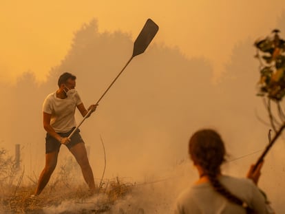 OÍMBRA (OURENSE), 20/08/2025.- Los megaincendios que se han desatado este verano en Galicia, al norte de España, han dejado imágenes dantescas de la lucha contra las llamas, pueblos devastados como si hubieran sufrido un bombardeo o un terremoto y héroes anónimos, muchos sin uniforme y otros con traje de bombero, de las brigadas contraincendios o de la Unidad Militar de Emergencias (UME). "Nos han salvado los vecinos" es una de las frases más repetidas en los fuegos que afectan a la comunidad autónoma. En la imagen, vecinos luchando contra el fuego en Carballeda de Avia (Ourense). EFE/ Brais Lorenzo