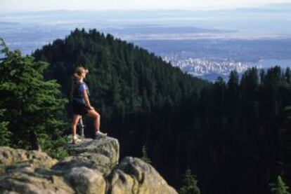 Un senderista contemplando Vancouver desde la cima del monte Grouse, en Canadá.