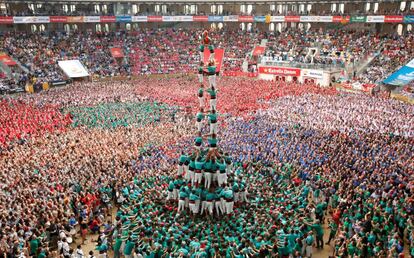 Los de Vilafranca han conseguido en la tercera ronda descargar su primer 4d10fm ('4 de 10 amb folre i manilles') de la historia. Tras esta construcción, la euforia se apoderó de los “verdes” que llegaban confundidos de la segunda ronda donde habían caído de la td8sf ('torre de 8 sense folre'), un Castell que solamente ellos han podido descargar. En la imagen, los Castellers de Vilafranca.