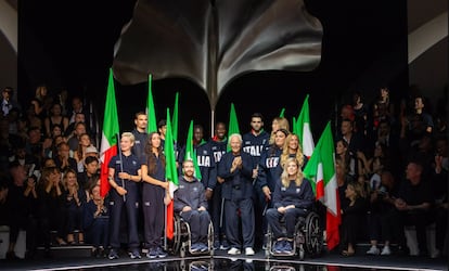 La divisa olimpica italiana è stata disegnata da Giorgio Armani.