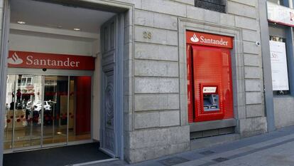 Una oficina de Banco Santander junto a otra de Banco Popular.