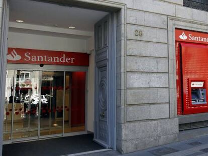 Una oficina de Banco Santander junto a otra de Banco Popular.