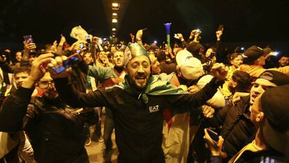 Ciudadanos argelinos celebran la dimisión del presidente Buteflika en Argel, el pasado 2 de abril. 