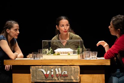 Una escena de la obra 'Villa', de Guillermo Calderón, con Francisca Lewin, Macarena Zamudio y Carla Romero.