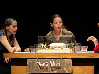 Una escena de la obra 'Villa', de Guillermo Calderón, con Francisca Lewin, Macarena Zamudio y Carla Romero.