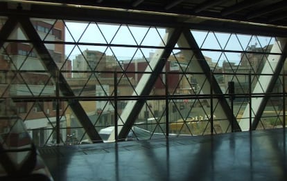 Lateral des de l&#039;interior de l&#039;estructura que cobreix metro i tren a l&#039;Estaci&oacute; de Sants de Barcelona, que permet veure trens per la finestra.   