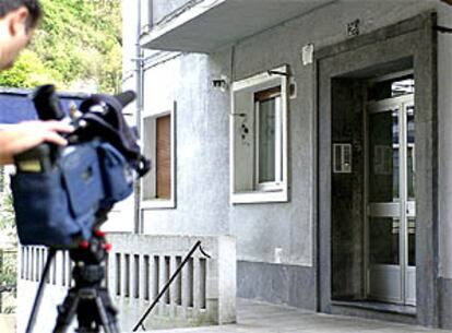 Fachada del edificio en el que se encontraba el domicilio de Julen Eregaña, uno de los presuntos colaboradores de ETA detenidos hoy por la Policía.