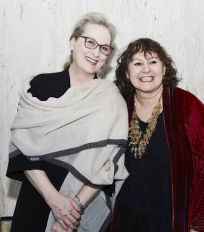 La directora Leslee Udwin (derecha), junto con la actriz Meryl Streep.