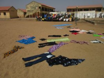 Ropa a secar en el campo de desplazados Girei II, habilitado en un antiguo colegio de la comunidad, a unos 10 kilómetros de Yola.