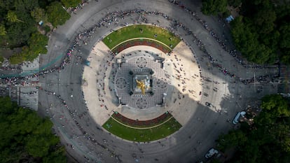 Vista aérea del Angel de la Independencia durante el Maratón.