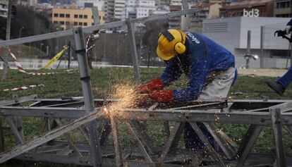 Un trabajador en Terrassa, en una imagen de archivo.