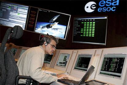 Un científico mientras trabaja hoy con el satélite <i>CryoSat</i> en la Agencia Espacial Europea en Darmstadt.