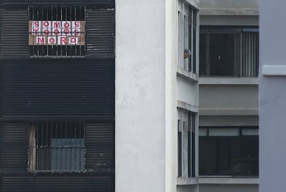 Cartaz escrito em vermelho, cor associada ao PT, diz "Somos todos Moro", no dia em que ex-juiz anunciou demissão do Governo Bolsonaro, em 24 de abril.