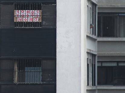 Cartaz escrito em vermelho, cor associada ao PT, diz "Somos todos Moro", no dia em que ex-juiz anunciou demissão do Governo Bolsonaro, em 24 de abril.