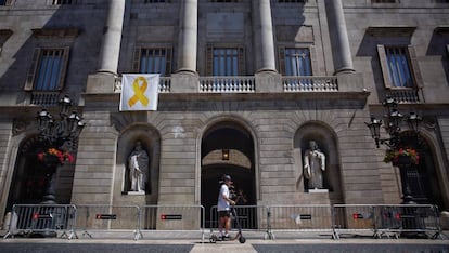 El llaç groc acabat de penjar a l'Ajunbtament de Barcelona.